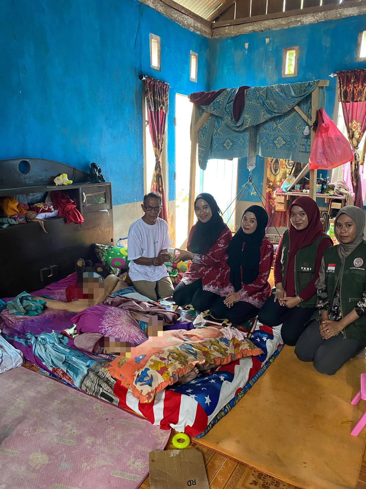 Kunjungan kepada pasien inisial HA (72 tahun), asal Kab. Banggai Kepulauan, yang tengah berjuang menghadapi tumor/benjolan.  Melalui program bantuan Arzed gratis, YKKI mendukung ikhtiar beliau sebagai terapi pendamping medis selama proses pengobatan.