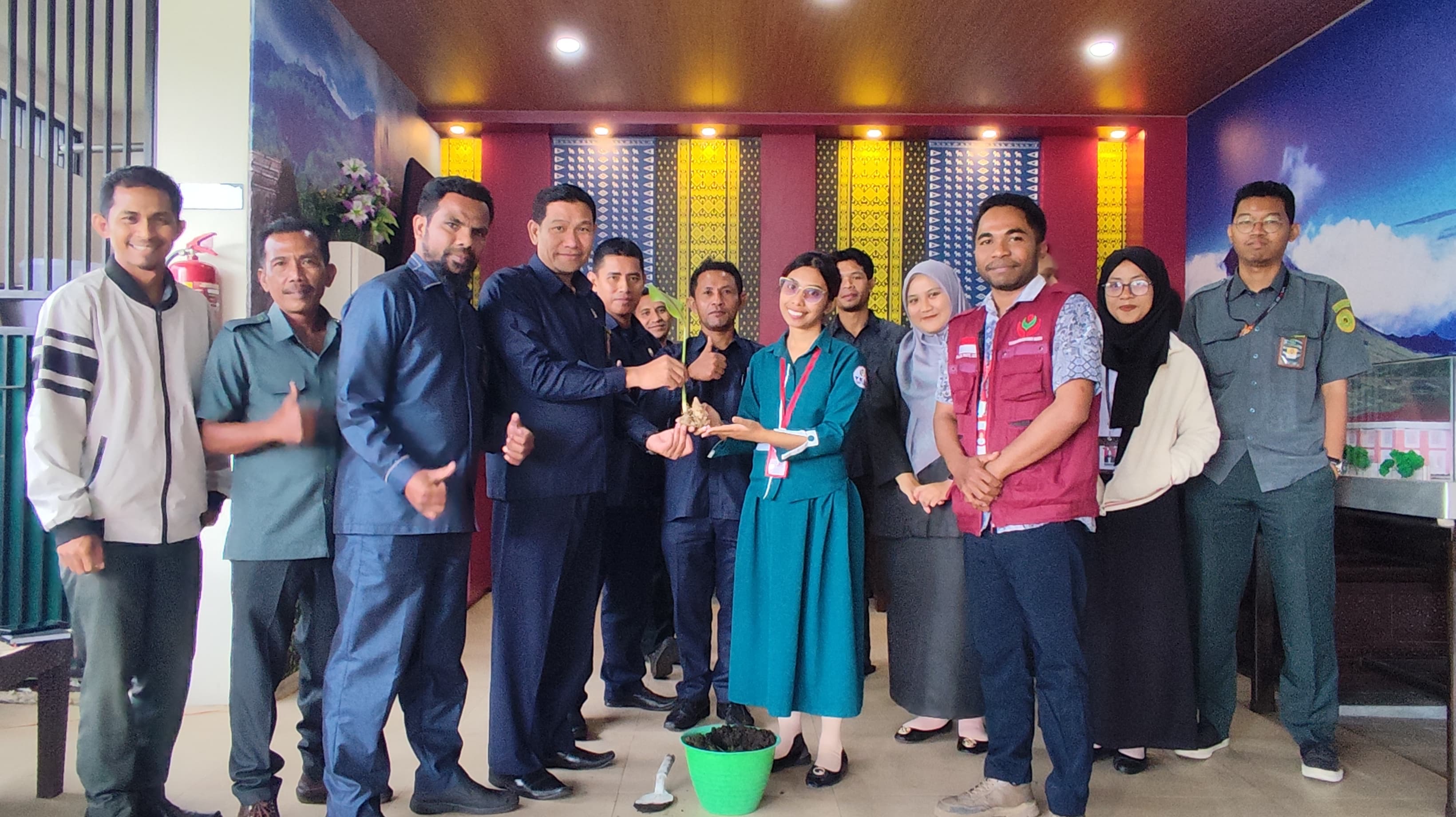 Pemberian Bibit Temu Putih di Pengadilan Agama Kab. Ngada, NTT