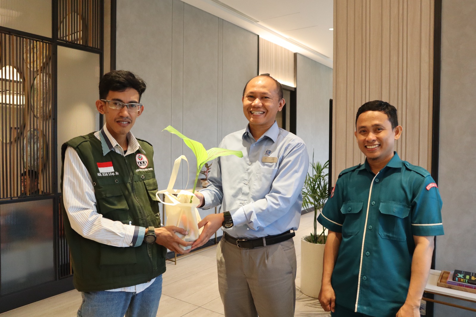 Penyerahan Bibit Temu Putih Ke Donatur